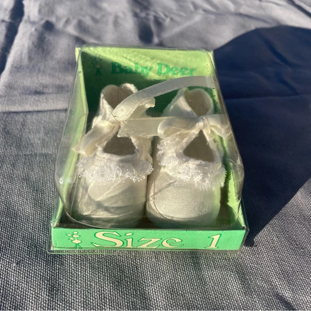 Vintage Baby Deer Shoes Off White Ruffle Satin Ribbon Size 1 Made in USA Infant